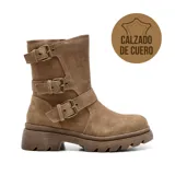 Bota de caña media color marrón de cuero gamuzado, con tres correas con hebillas metálicas y suela track.