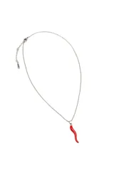 Collar dorado con dije de pimiento rojo.