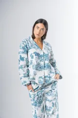 Pijama de algodón estampado, compuesto por una camisa de manga larga con botones y un pantalón recto con elástico en la cintura.