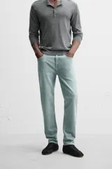 Pantalón de jean azul oscuro, corte slim fit, tiro medio, cinco bolsillos, tejido elástico y efecto lavado.