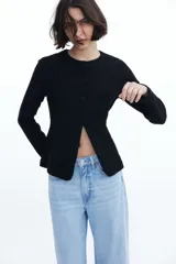 Saco negro en tejido bouclé con cuello redondo, botones forrados hasta la cintura y corte acampanado en la parte inferior.