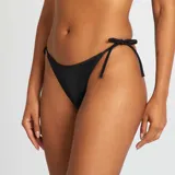 Braguita de bikini brasileña negra con tiras finas ajustables en los laterales.