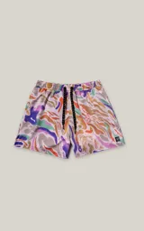 Short de baño con estampado abstracto en tonos lavanda, naranja, verde y gris.
