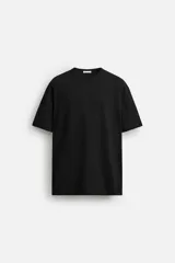 Camiseta negra de algodón de corte regular, con cuello redondo con ribete doble y mangas cortas.