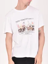 Remera negra de manga corta con estampado blanco del mapa de la ciudad de Tokio.