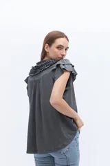 Blusa blanca de lyocell y algodón, con escote fruncido con volados y lazos.