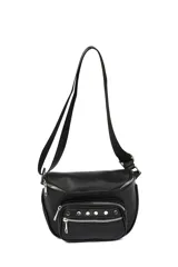 Riñonera color crema con correa ajustable negra, múltiples bolsillos con cierre y tachas decorativas.