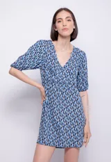 Vestido corto de manga abullonada, con escote en V y corte en la cintura, de diseño en tonos azules.