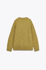 Sweater de punto color verde oliva con cuello redondo y mangas largas.