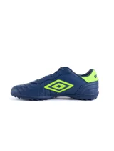 Championes de fútbol 5 Umbro modelo Touch TF para hombre. Cuentan con capellada de cuero sintético azul marino, detalles y logo en color naranja, y suela de caucho diseñada para superficies de césped sintético.