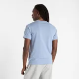 Remera celeste de algodón con cuello redondo y logo de New Balance estampado en el pecho.