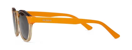 Lentes de sol con montura en tonos transparentes y detalles en naranja, con lentes oscuros.