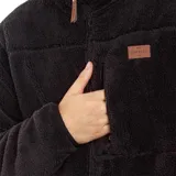 Campera de forro polar color negro con capucha ajustable, cremalleras resistentes y bolsillos amplios.