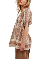 Blusa de algodón color blanco con estampado floral, de silueta tipo babydoll y mangas cortas abullonadas.