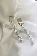 Aros colgantes plateados con base rectangular y perlas colgantes.