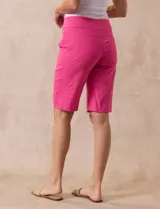 Bermuda blanca en gabardina elastizada, marca Ruby Rd. Pretina ancha elastizada. Delantera con bolsillos simulados. Trasera con bolsillos aplicados.