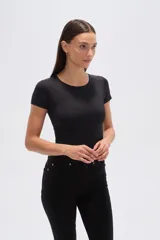 Body de manga corta color blanco, confeccionado en poliamida, de corte ajustado al cuerpo y cuello redondo a la base.