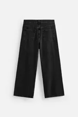 Pantalón de jean negro de corte amplio, con cinco bolsillos, efecto lavado y cierre frontal con cremallera y botón.