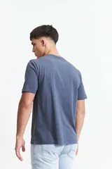 Remera color salmón de corte clásico, cuello redondo y logo bordado en el pecho.