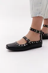 Ballerinas de cuero color chocolate con punta cuadrada y tira sobre el empeine con hebilla metálica. Decoradas con tachas plateadas.