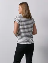 Blusa de Catherine Malandrino con estampado a rayas horizontales en blanco y gris, con apliques de botones dorados en los hombros y mangas cortas con dobladillo.