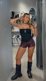 Body negro strapless con detalle de logo metálico plateado en el centro.