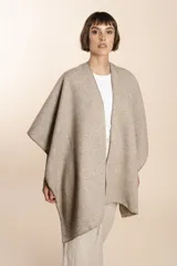 Ruana marrón con terminación de crochet hecho a mano, confeccionada en lana fina sin teñir. Diseño exclusivo de Don Baez, hecha 100% en Uruguay.