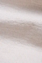 Camisa de manga larga con corte regular en tejido de algodón a rayas, con botones de madera y parche con logo.