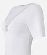 Blusa fucsia de viscosa con escote en V y aro metálico.