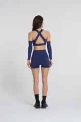 Short deportivo azul marino de tiro alto, confeccionado en tejido de poliéster y elastano.