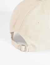 Gorra de béisbol color beige con bordado frontal en azul con la frase "Hello Weekend".