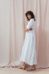 Vestido midi blanco de lino, con cuello camisero, mangas 3/4 y corte evasé.