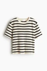 Remera de punto fino color crema con rayas horizontales negras, de manga corta y cuello redondo.