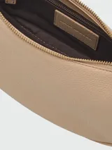 Cartera hobo de cuero color beige con doble correa de hombro y monedero colgante.