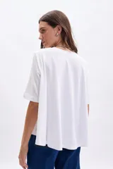 Remera blanca de corte evasé y mangas cortas.
