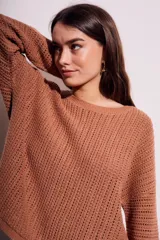 Sweater de punto color ladrillo con textura calada y lurex.