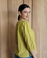 Blusa color rosa con mangas 3/4 y cuello redondo.