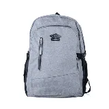 Mochila gris con detalles en negro, marca Umbro, modelo Efum. Cuenta con un compartimento principal con cierre, un bolsillo frontal con cierre, bolsillos laterales de malla y correas ajustables.