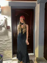 Vestido largo de algodón color gris, con breteles finos, escote en V y volado en el ruedo. Incluye chocker al tono.