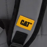 Mochila urbana color gris con detalles en negro, marca Caterpillar. Confeccionada en poliéster 600D con recubrimiento de poliuretano, cuenta con un compartimento principal acolchado para laptop de hasta 15.6 pulgadas, bolsillos laterales de malla y correas ajustables. Incluye elementos reflectantes y el logo de CAT en el frente.