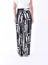 Pantalón de vestir de corte recto con estampado abstracto en blanco y negro.