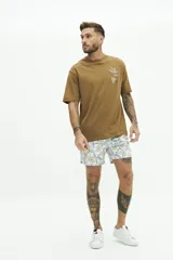 Short de baño estampado con cintura elástica ajustable con cordón, dos bolsillos laterales y uno trasero. Confeccionado en tela ligera de secado rápido y logo bordado.