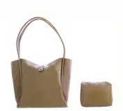 Cartera tipo tote color beige con doble asa de hombro y sobre pequeño con cierre.