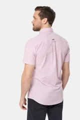 Camisa de hombre a rayas finas color rosa y blanco, de manga corta, con cuello abotonado, bolsillo en el pecho con logo bordado y botones personalizados. Confeccionada 100% en algodón.