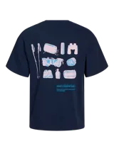 Camiseta azul marino de manga corta y cuello redondo con estampado en la espalda de elementos de camping y la frase "HIKE ESSENTIALS ESCAPE INTO NATURE AND EXPLORE THE UNKNOWN".