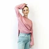 Sweater tejido negro de corte clásico, con cuello redondo y mangas largas.