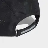 Gorro Adidas Adizero negro con logo Adidas y detalles reflectantes.