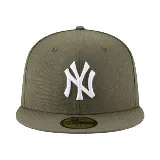 Gorra New Era color verde oliva con logo bordado de los New York Yankees en blanco. Modelo 59Fifty con visera plana y corona estructurada.