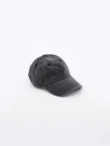 Gorra de béisbol gris con efecto gastado y logo de palmera bordado en el frente.