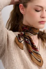 Pañuelo de seda con diseño floral y guarda combinada en los bordes.